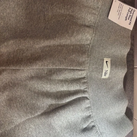 Small oversized Women’s Nike sweatpants - Picture 3 of 4